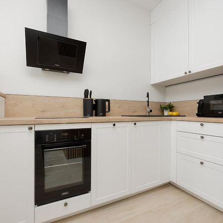 Stylish Apartments With Parking By Noclegi Renters Varsavia Esterno foto